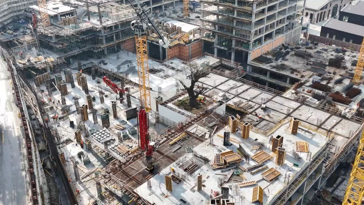 Beyoğlu’ndaki inşaat sahasında yapıların arasında kalan ağaç