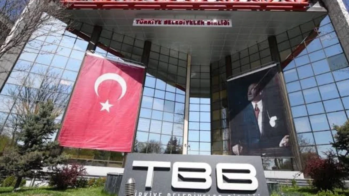 Türkiye Belediyeler Birliği binasının girişinde TBB tabelası ve Türk bayrağı