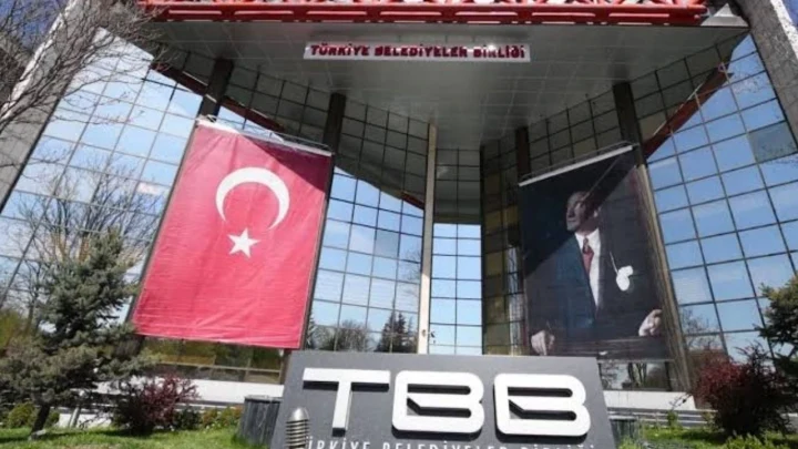Türkiye Belediyeler Birliği binasının girişinde TBB tabelası ve Türk bayrağı