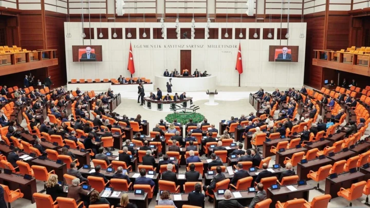Türkiye Büyük Millet Meclisi Genel Kurul salonunda milletvekilleri