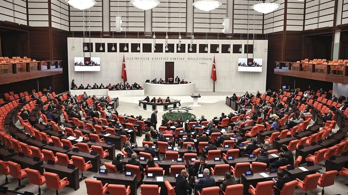 TBMM Genel Kurul salonunda milletvekilleri ve başkanlık kürsüsü