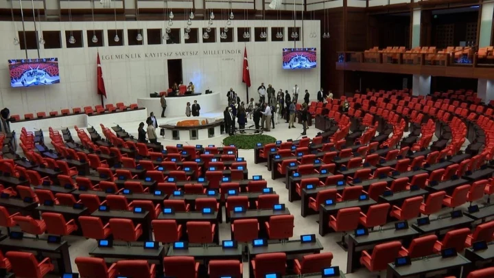 TBMM Genel Kurul salonunda milletvekili sıraları ve kürsü