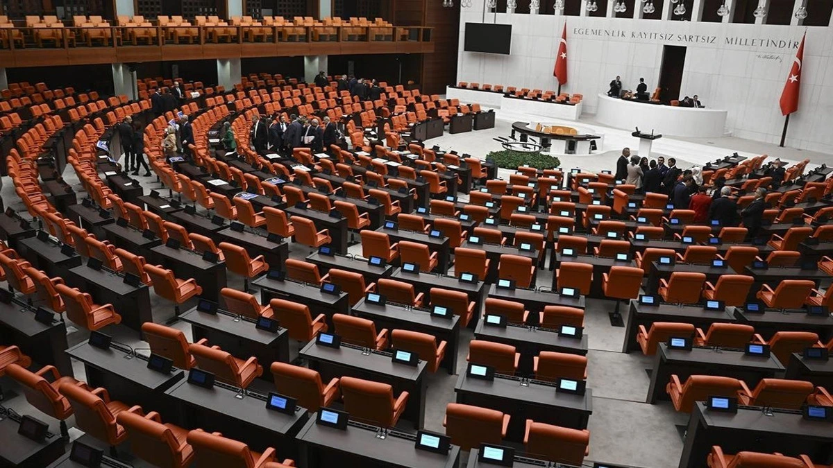 TBMM Genel Kurul salonunda milletvekili sıraları ve kürsü