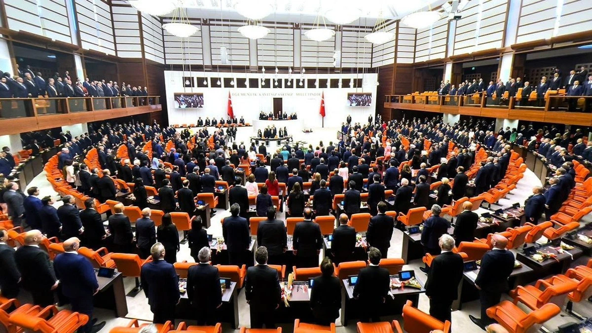 TBMM Genel Kurul salonunda oturuma katılan milletvekilleri