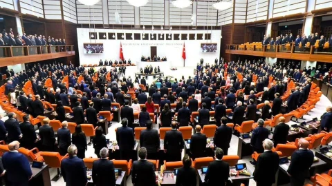 TBMM Genel Kurul salonunda milletvekilleri oturumda