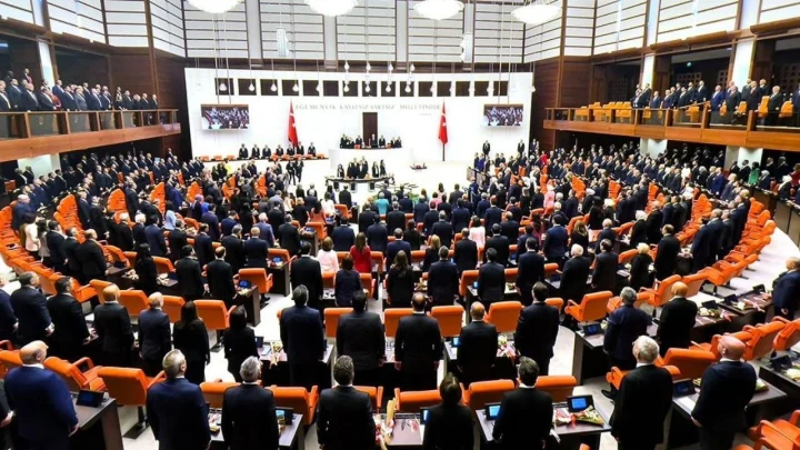 TBMM Genel Kurul salonunda milletvekilleri oturumda