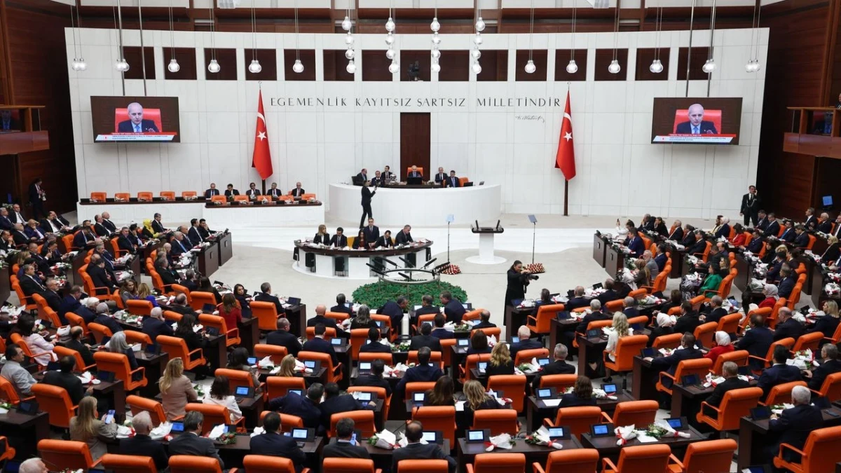 TBMM Genel Kurulu salonunda milletvekilleri oturum sırasında