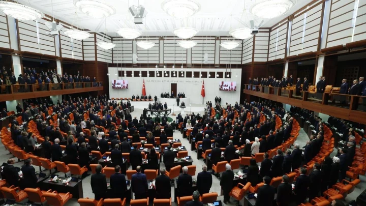 TBMM Genel Kurulu salonunda milletvekilleri oturuma katılıyor