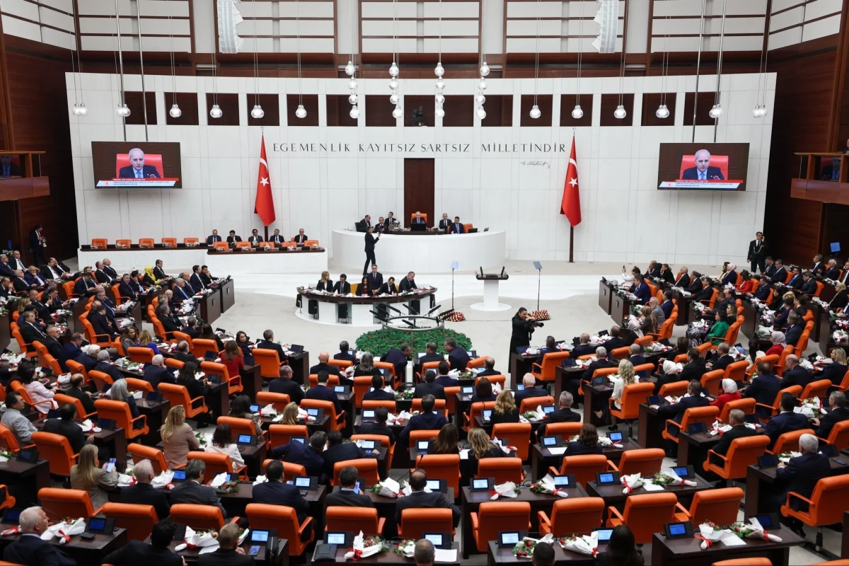 TBMM Genel Kurulu salonunda milletvekilleri oturumda