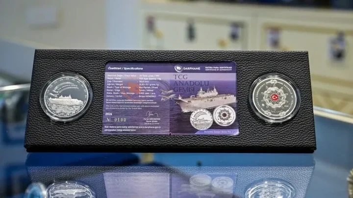 TCG Anadolu temalı gümüş hatıra paraları, sunum kutusu içinde sergileniyor.