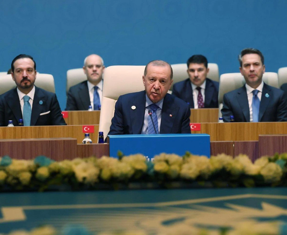 TDT toplantısında konuşma yapan Cumhurbaşkanı Recep Tayyip Erdoğan ve arka sırada oturan katılımcılar