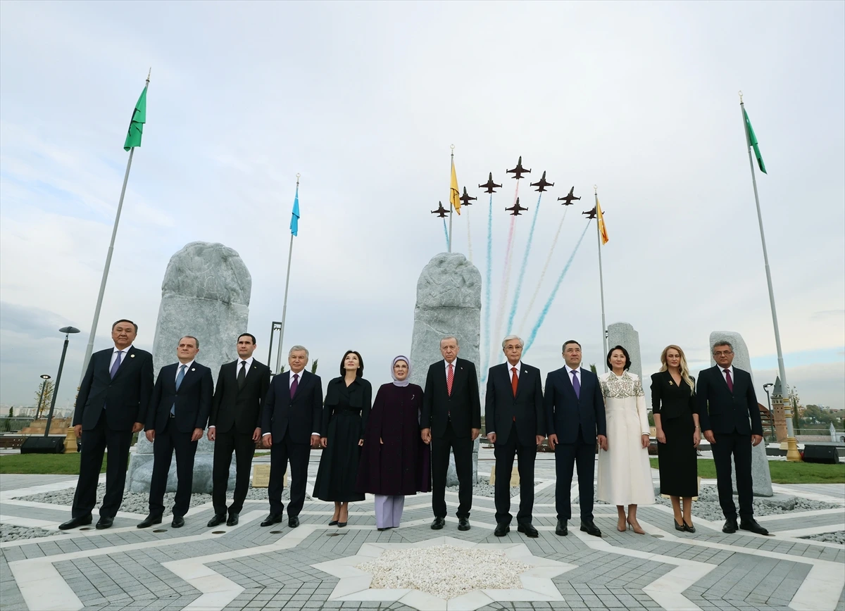TDT zirvesine katılan liderler Orhun Yazıtları örneklerinin önünde hatıra fotoğrafı çektiriyor.