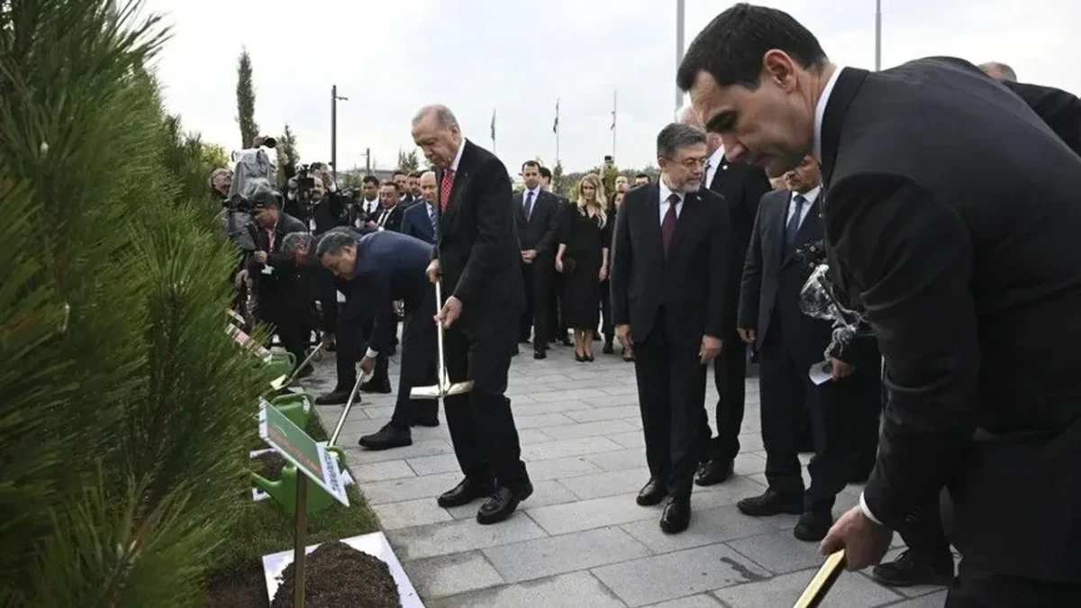 Cumhurbaşkanı Recep Tayyip Erdoğan ve TDT zirvesine katılan liderler Türk Devletleri Medeniyet Parkı’nda fidan dikiyor.