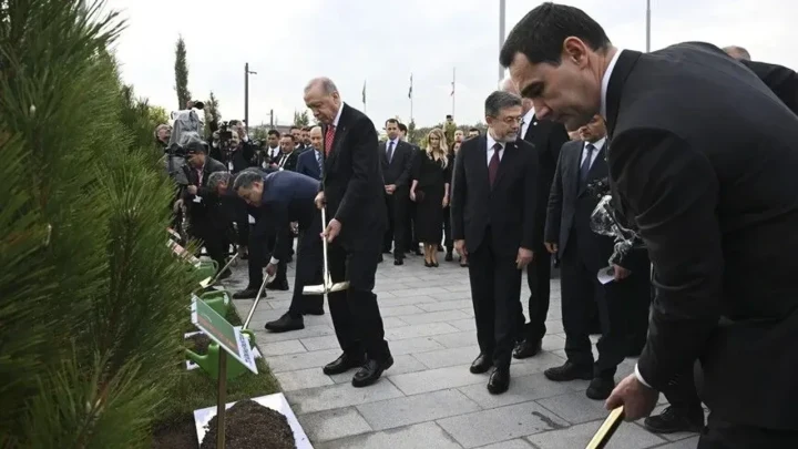 Cumhurbaşkanı Recep Tayyip Erdoğan ve TDT zirvesine katılan liderler Türk Devletleri Medeniyet Parkı’nda fidan dikiyor.