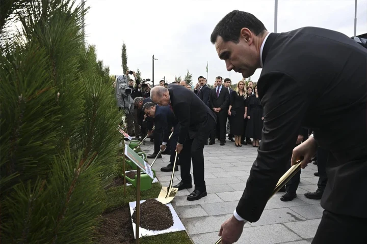 TDT zirvesine katılan liderler, Türk Devletleri Medeniyet Parkı’nda fidan dikiyor