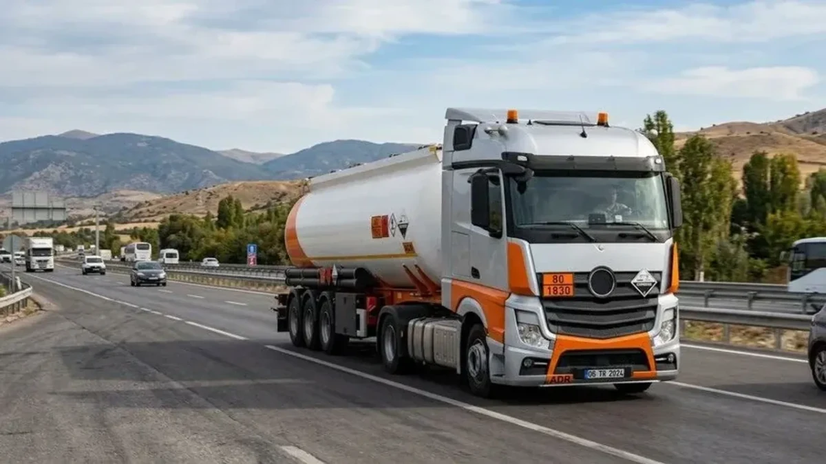 Karayolunda ilerleyen tehlikeli madde taşıyan tanker kamyon