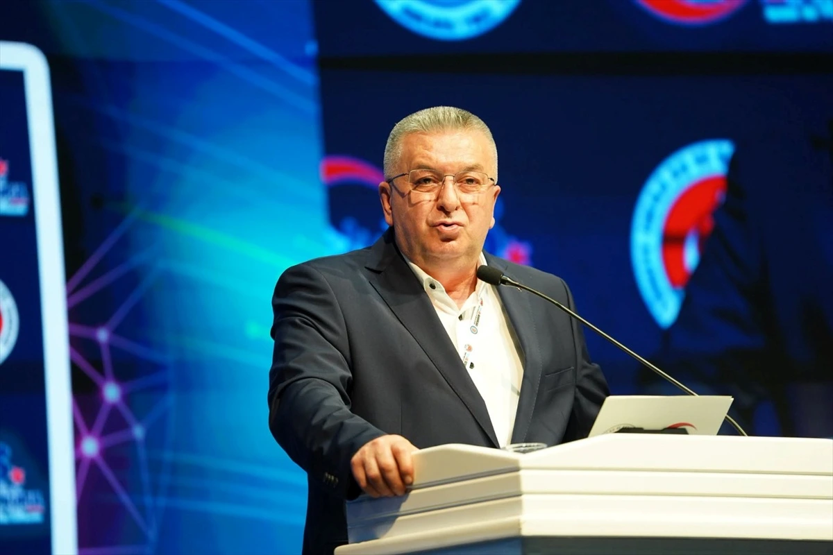 İrfan Kabaloğlu, TES-İŞ Genel Kurulu’nda kürsüde konuşurken