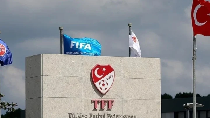 Türkiye Futbol Federasyonu binasının girişinde TFF amblemi ve bayraklar