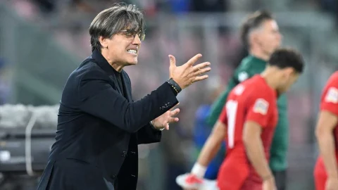 Vincenzo Montella maç sırasında kenarda futbolculara talimat veriyor