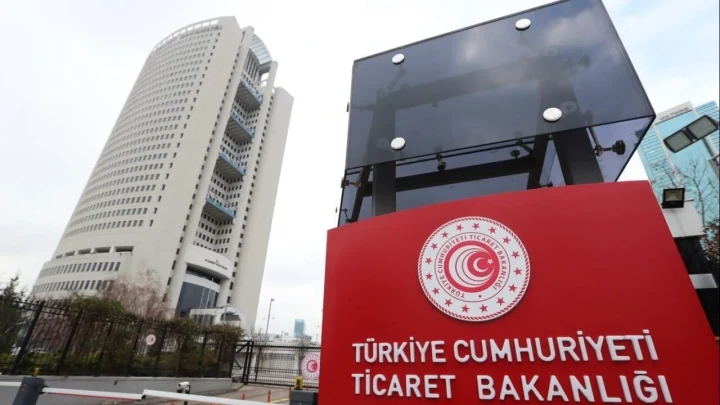 Ticaret Bakanlığı binası ve kurum tabelası
