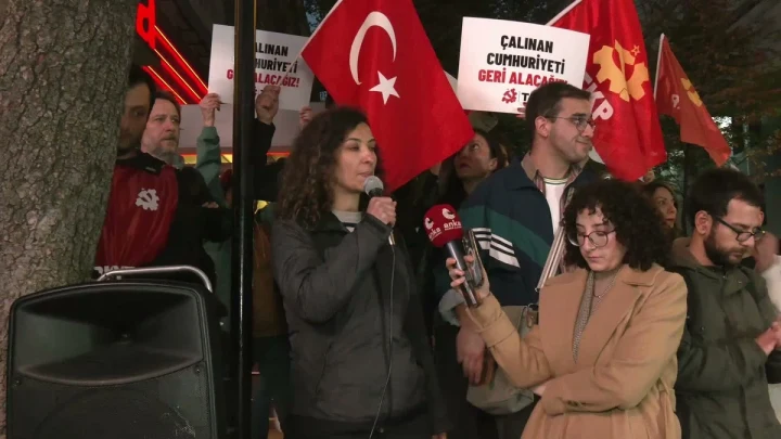 TKP’nin Ankara’daki yürüyüşünde katılımcılar Türk bayrakları ve pankartlar taşıyor