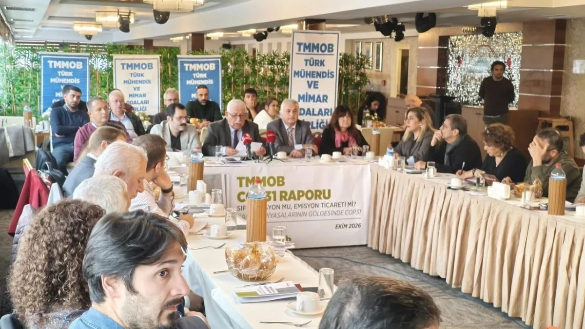 TMMOB’nin COP31 raporunun tanıtıldığı toplantıda katılımcılar masa çevresinde bir araya geldi