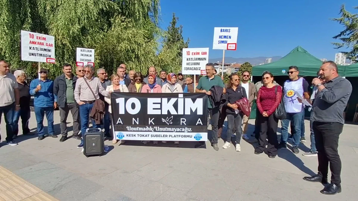 Tokat’ta 10 Ekim Ankara Garı saldırısında hayatını kaybedenleri anmak için bir araya gelen grup