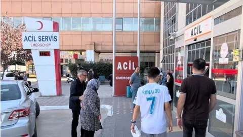 Hastane acil servisi girişinde bekleyen ve içeri giren kişiler
