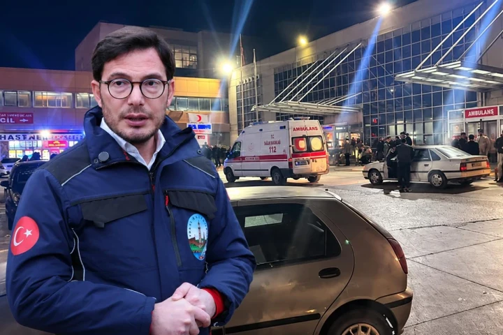 Tokat’ta hastanelere başvuranların ardından hastane önündeki sağlık görevlisi ve ambulanslar