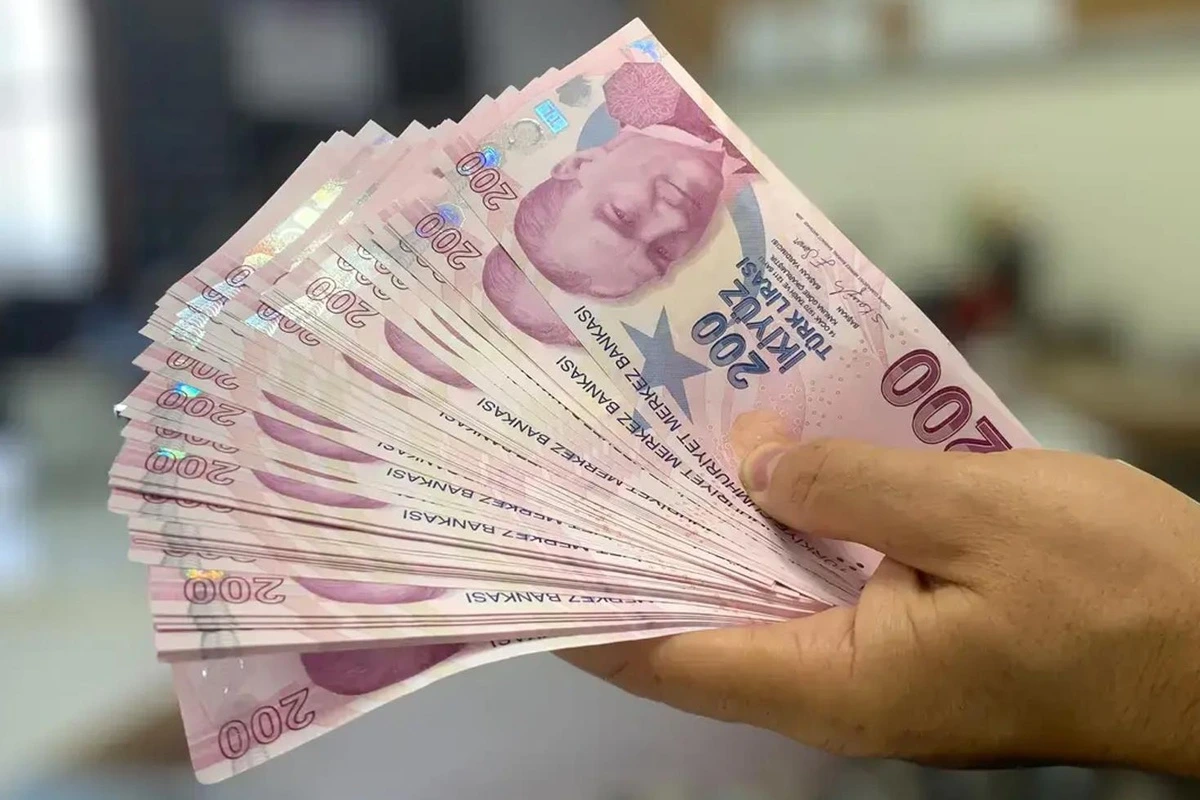 Bir kişinin elinde tuttuğu Türk lirası banknotları
