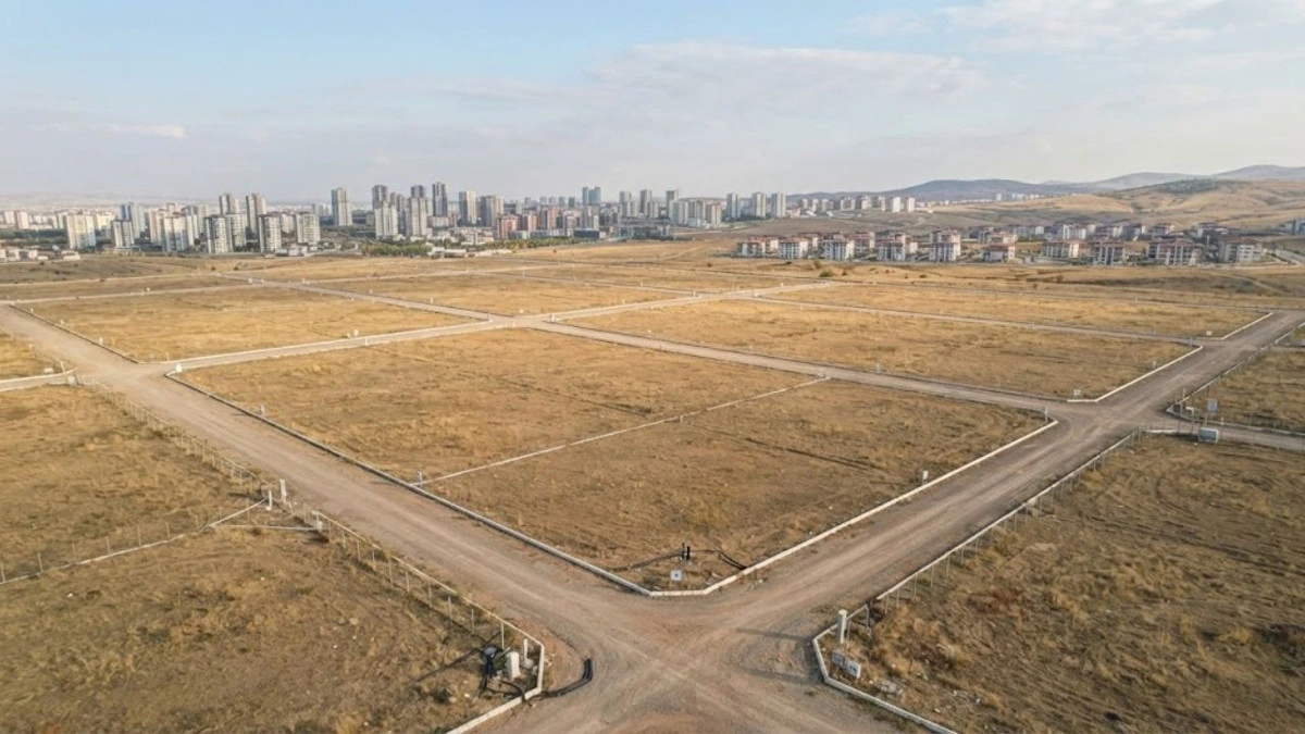 Yol hatlarıyla parsellere ayrılmış geniş arazi ve uzaktaki kent