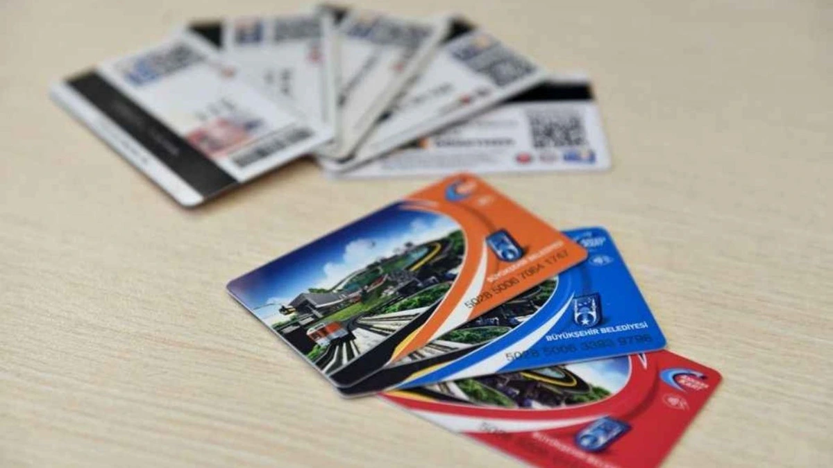 Masa üzerinde farklı kent kartları ve kart belgeleri