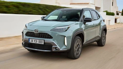 Açık renkli Toyota SUV, bir yol üzerinde ilerlerken görülüyor.