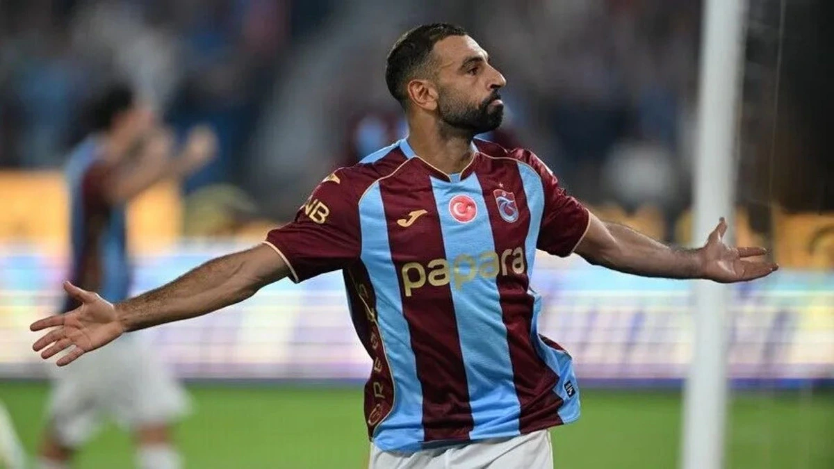 Trabzonspor formasıyla sahada kollarını açan futbolcu