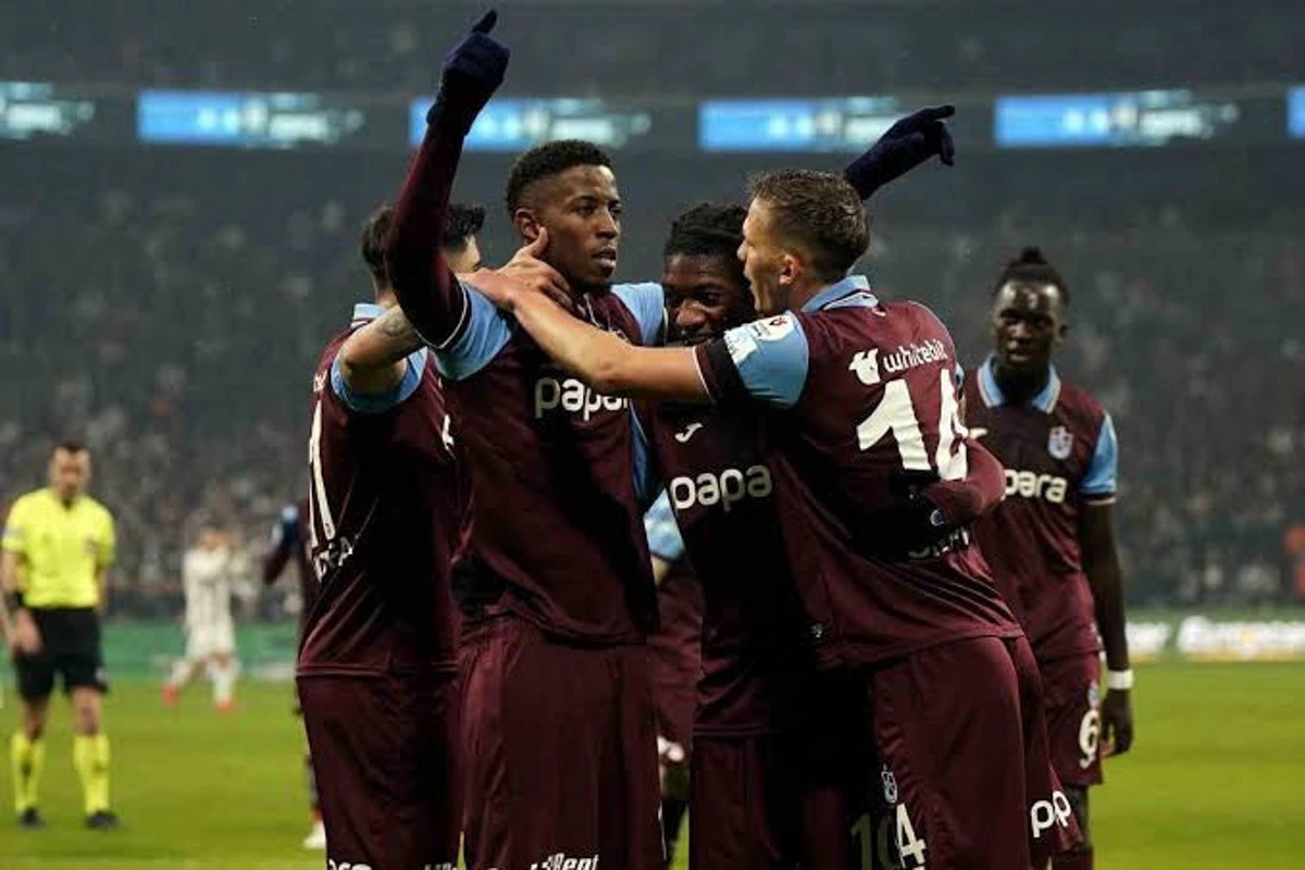 Bordo-mavili futbolcular gol sevinci yaşıyor