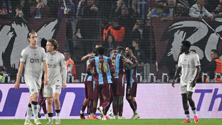 Trabzonspor futbolcuları Hearts karşısında attıkları golün ardından sevinç yaşıyor