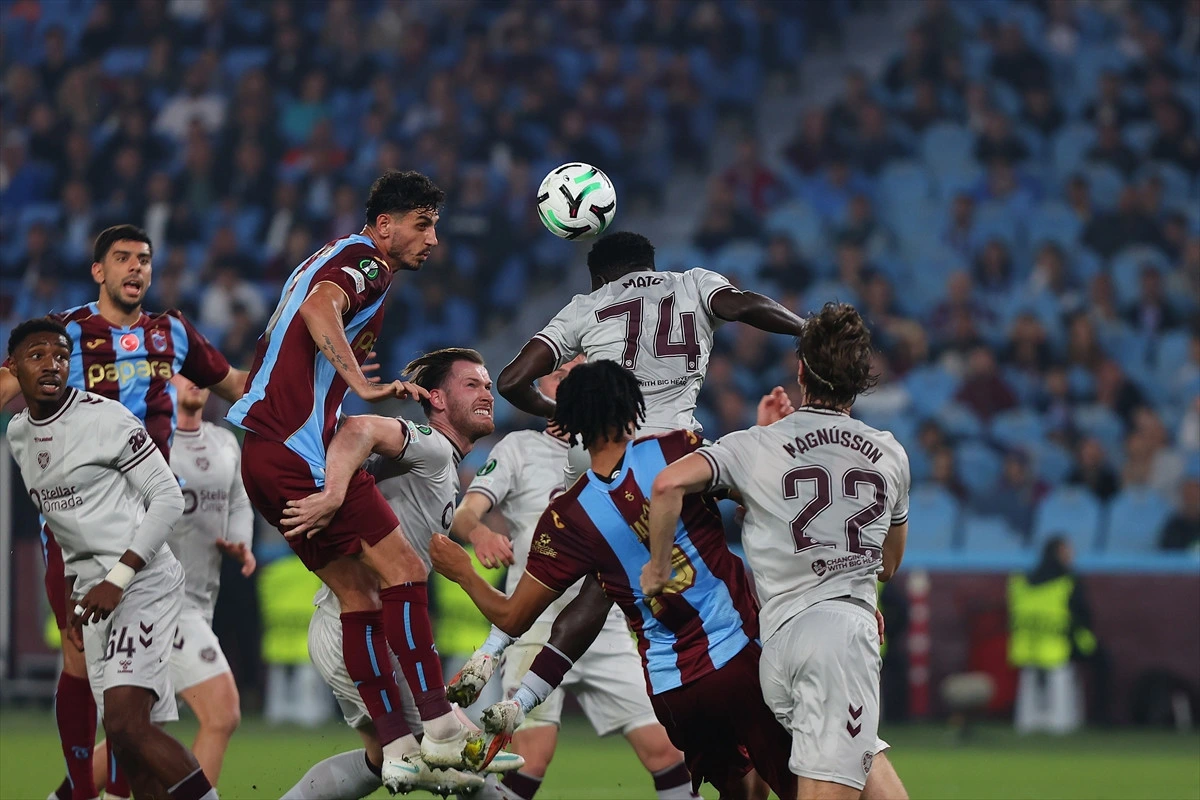 Trabzonspor ve Hearts futbolcuları hava topu mücadelesinde