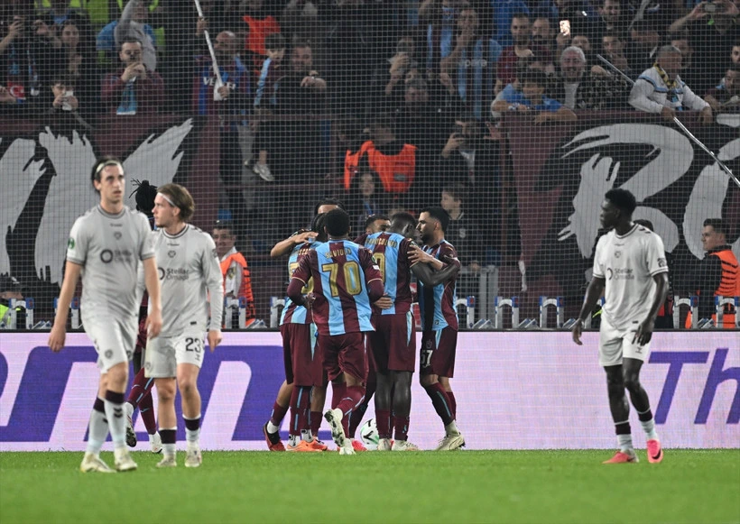 Trabzonspor oyuncuları Hearts karşısında gol sevinci yaşıyor