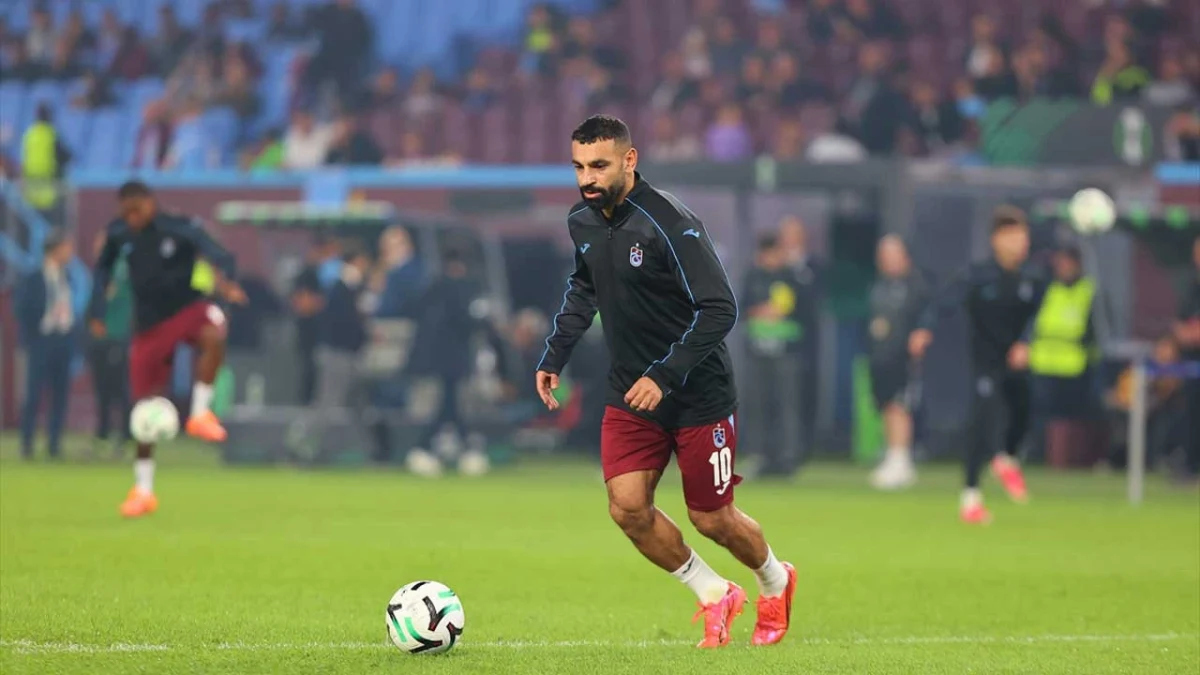 Trabzonspor formasıyla bir futbolcu antrenman sırasında top sürüyor
