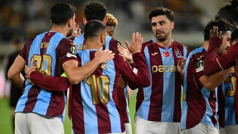 Trabzonspor futbolcuları maç sırasında birbirlerini kutluyor