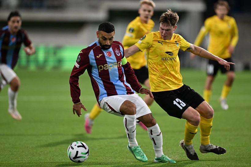 Trabzonspor futbolcusu KuPS Kuopio oyuncusuyla top mücadelesinde
