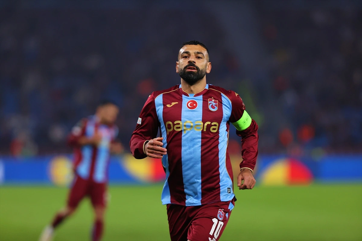 Trabzonspor kaptanı Salah maç sırasında sahada koşuyor