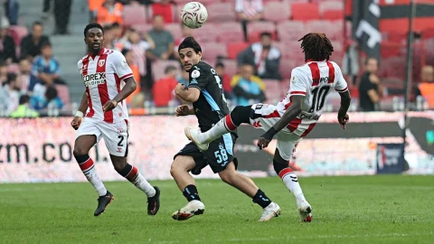 Samsunspor ve Trabzonspor oyuncuları maç sırasında top için mücadele ediyor
