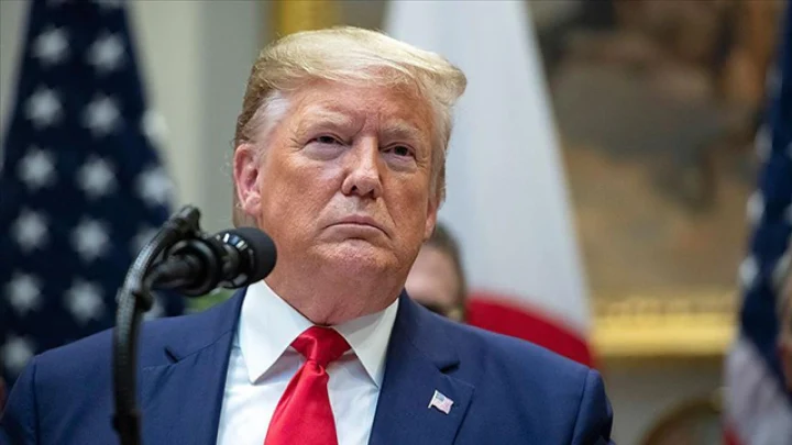 Donald Trump, mikrofon önünde konuşurken