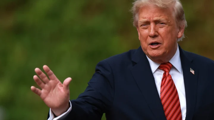 Donald Trump konuşurken bir elini kaldırıyor