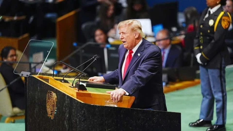 Donald Trump, kürsüde konuşma yapıyor