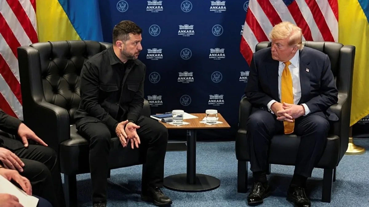 Donald Trump ve Vladimir Zelenskiy karşılıklı oturuyor