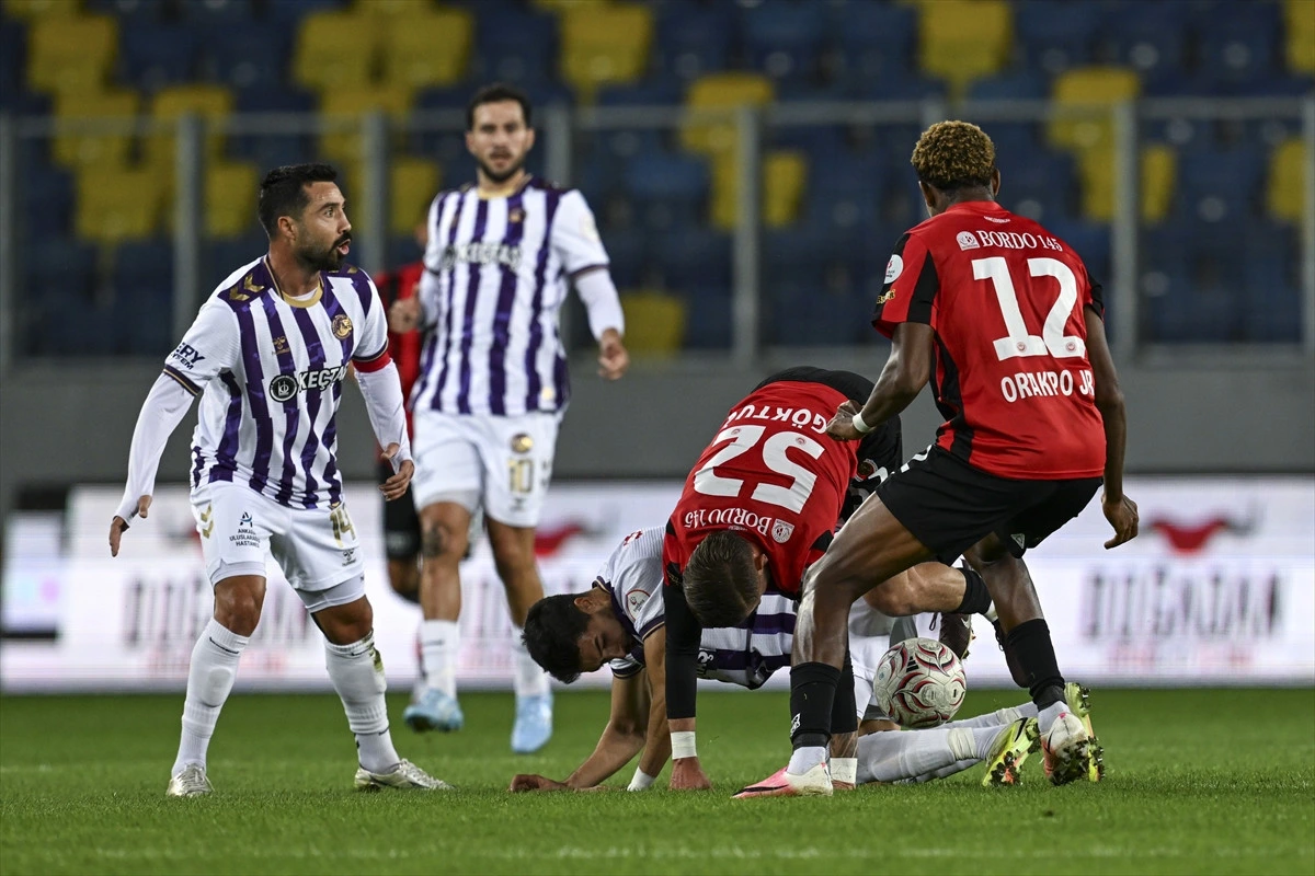 Gençlerbirliği ile Keçiörengücü oyuncuları TSYD Ankara Kupası maçında mücadele ediyor.
