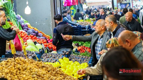 Pazar tezgâhında sebze ve meyve alışverişi yapan tüketiciler