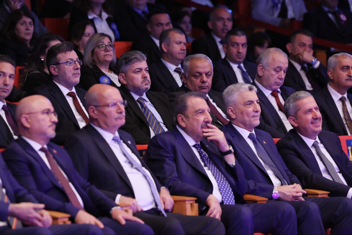 Tüketici ödülleri törenine katılan davetliler salonda
